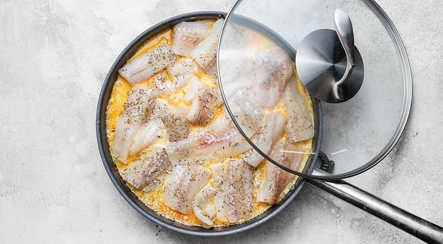 Минтай с рисом и овощами на сковороде