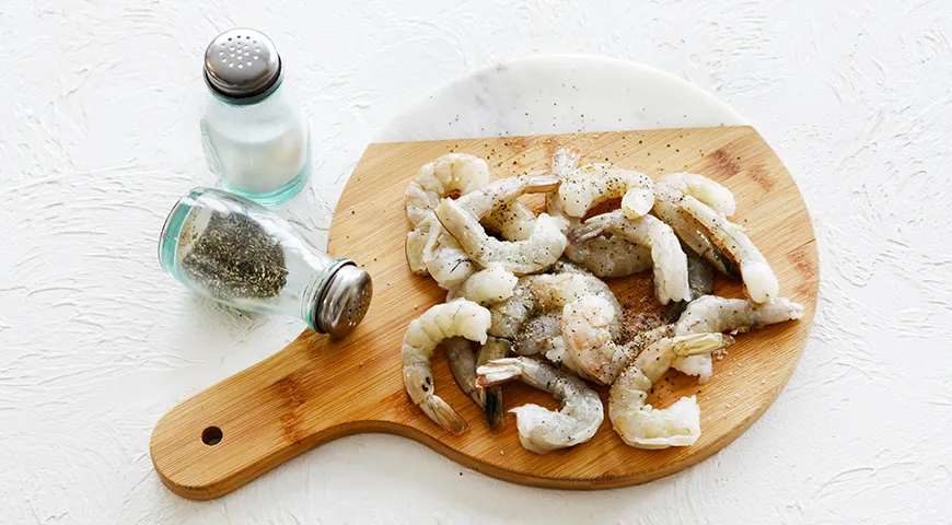 Если будете готовить сырые королевские креветки – обязательно оставьте хвостик. Он прибавляет вкуса