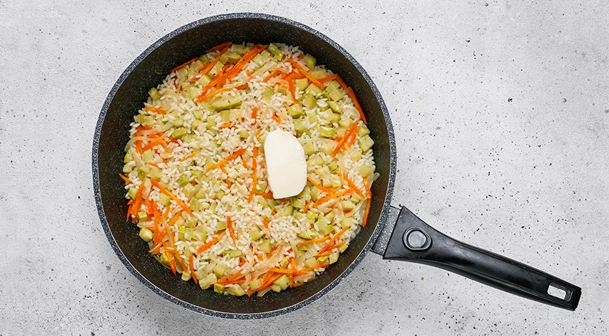 Рис с кабачками и морковью на сковороде