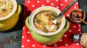 Пельмени в горшочке с сыром