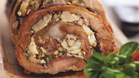 Рулет из гуся с яблоками