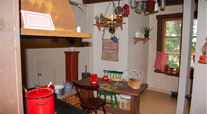 Кухня в одном из домиков в страна муми-троллей Moominworld. Это тематический парк, посвящённый героям книг Туве Янссон о муми-троллях. Расположен на острове Кайло близ старой части города Наантали в Юго-Западной Финляндии