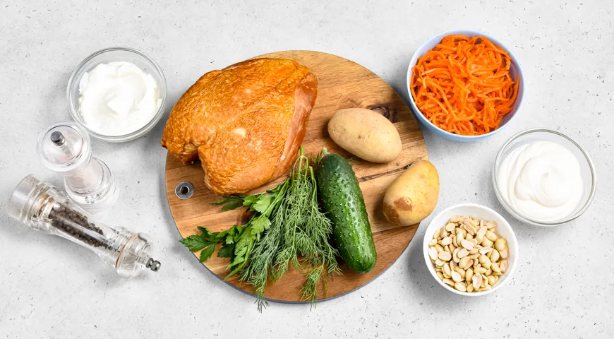 Слоеный салат с копченой курицей и арахисом