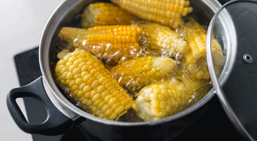Молодую кукурузу можно варить, разрезав на 2-3 кусочка. И ни в коем случае не солите во время варки!