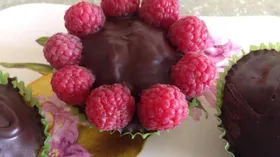 Маффины с шоколадной крошкой, украшенные малиной