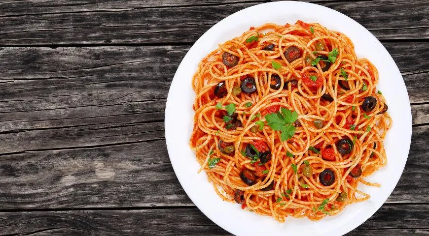 Спагетти с каперсами, томатами и оливками: мгновенный рецепт