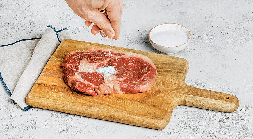 Как пожарить мясные стейки на сковороде