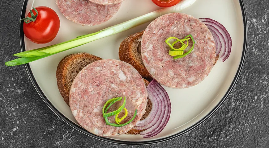 Зельц не требует дополнительной тепловой обработки: его едят холодным, что очень удобно для быстрых перекусов