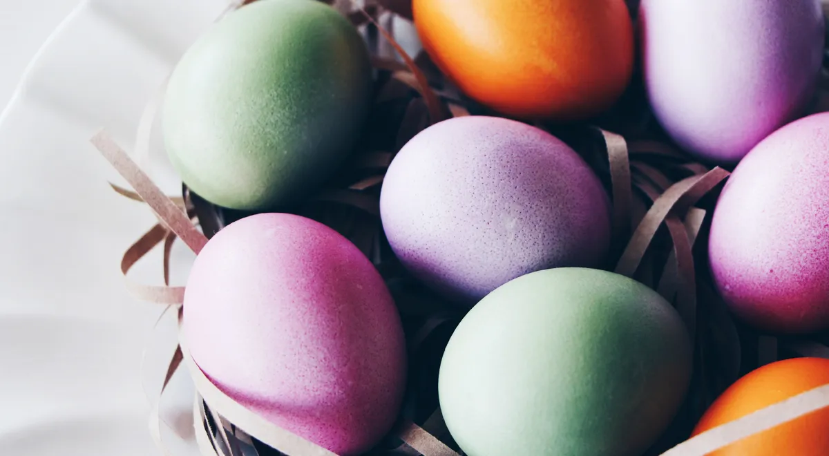 Как покрасить яйца с помощью натуральных ингредиентов