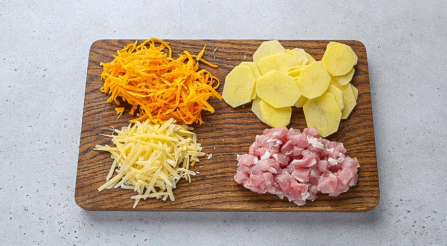 Картофельная запеканка с корейкой и сырным соусом