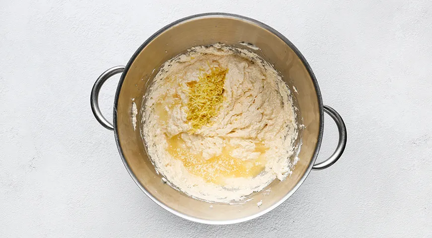 Влажный лимонно-творожный кекс