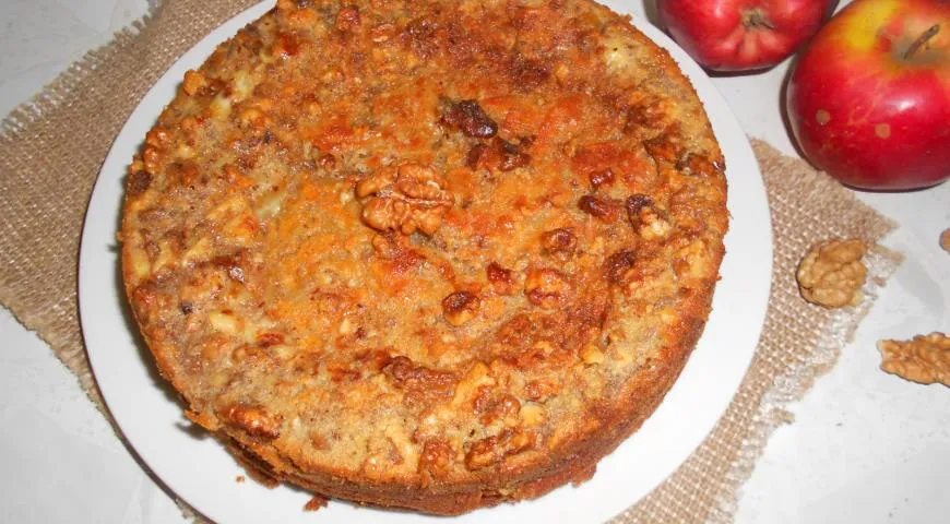 Рецепт яблочного пирога с ореховой глазурью