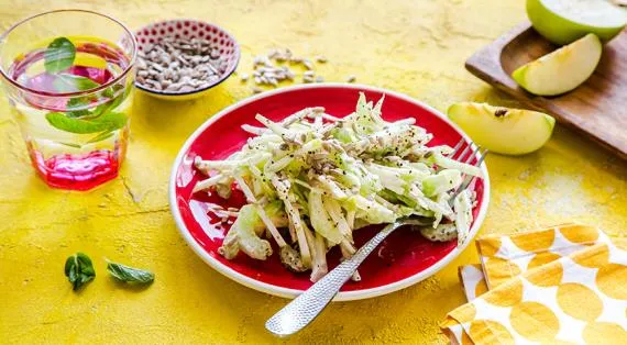 Салат с сельдереем, яблоками и семечками