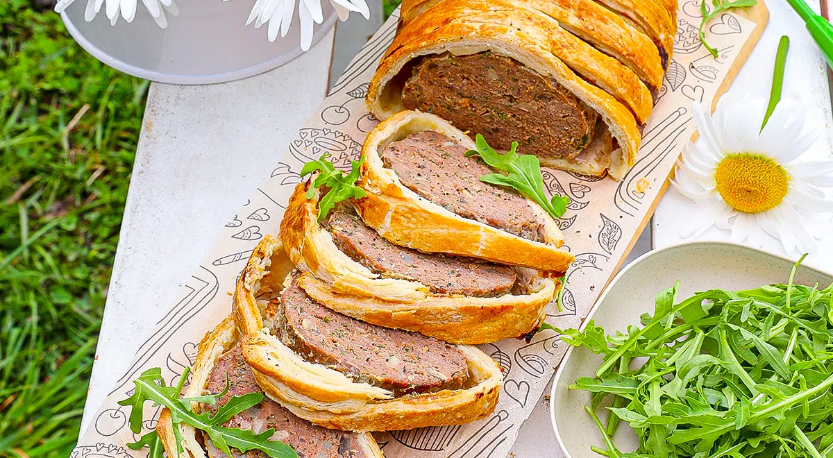 Рулет из слоеного теста мясом и грибами