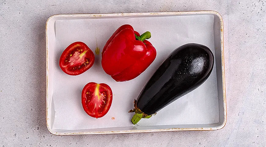 Несладкие сырники с соусом из запеченных овощей