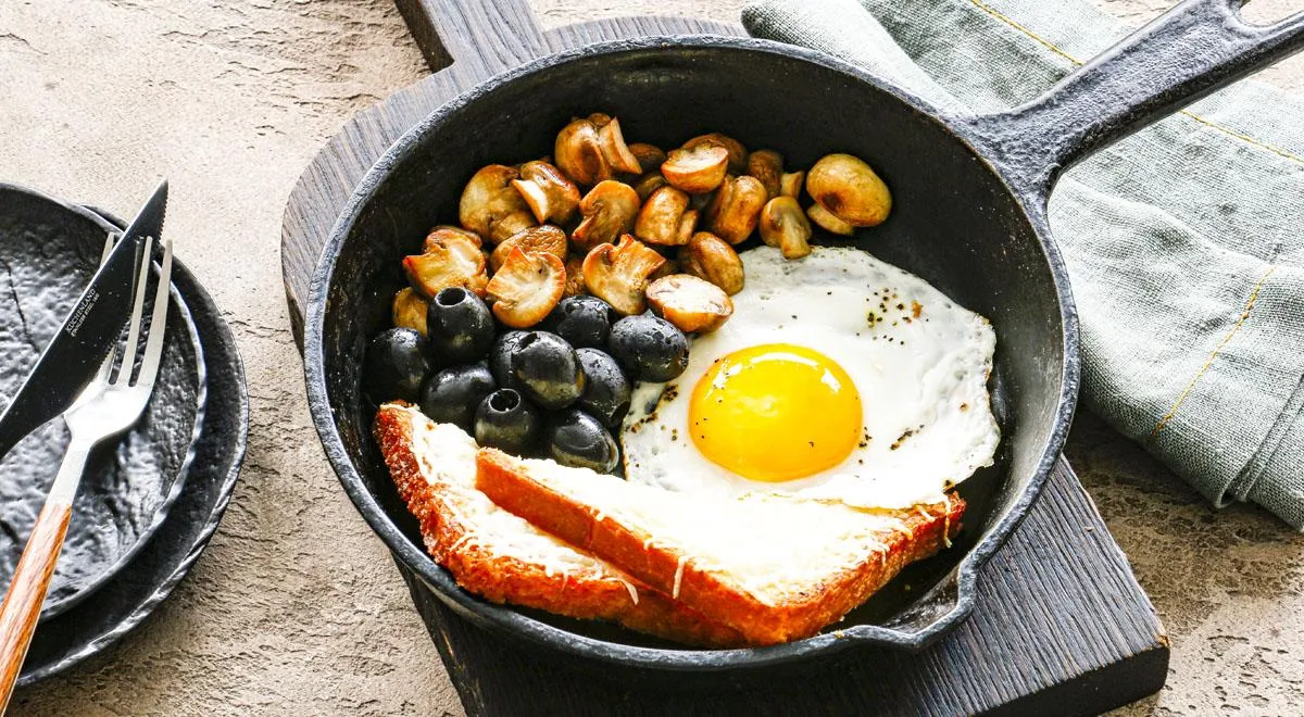 Яичница с шампиньонами, сыром, маслинами и тостом