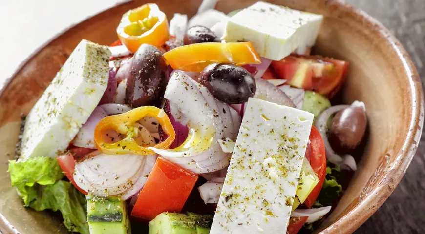 В традиционный греческий салат не добавляют сладкий перец. Болгарский перец — вольная интерпретация на тему