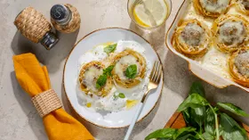 Макароны-«гнезда» с фаршем под сметанным соусом