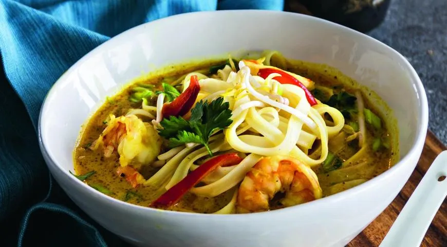 Тайский кокосовый суп с лапшой и креветками 