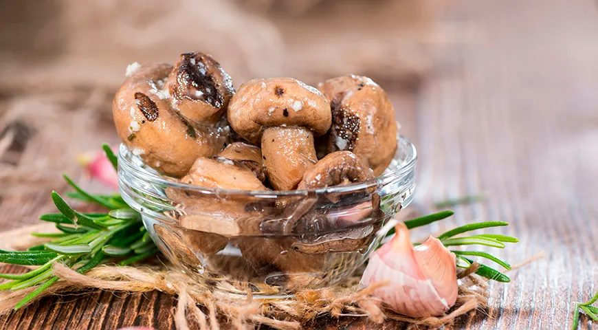 Шампиньоны с розмарином и чесноком