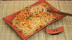 Салат с фунчозой и овощами