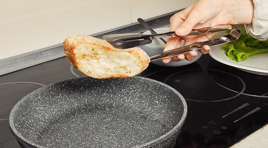 Для брускетты всегда берутся большие толстые ломти деревенского хлеба