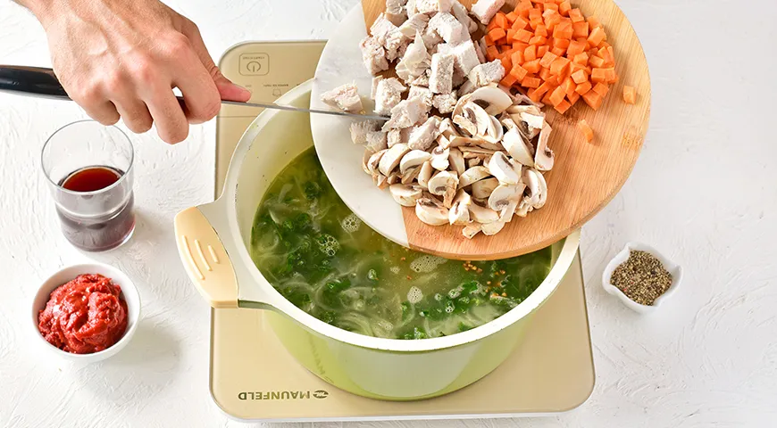 Курицу для лукового супа можно приготовить и на пару