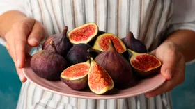 Шеф-повар Владимир Мухин поделился рецептом простого и очень вкусного салата из инжира и авокадо