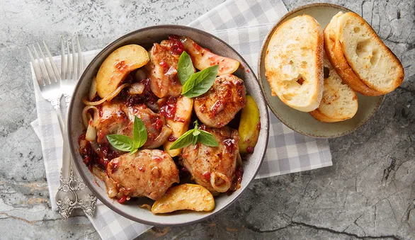 Свиная вырезка, тушенная с яблоками