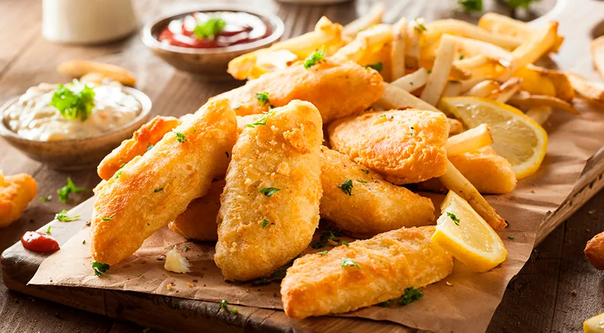 Пикша — основа британского fish & chips: ее филе обмакивают в пивном кляре и обжаривают до хрустящей корочки