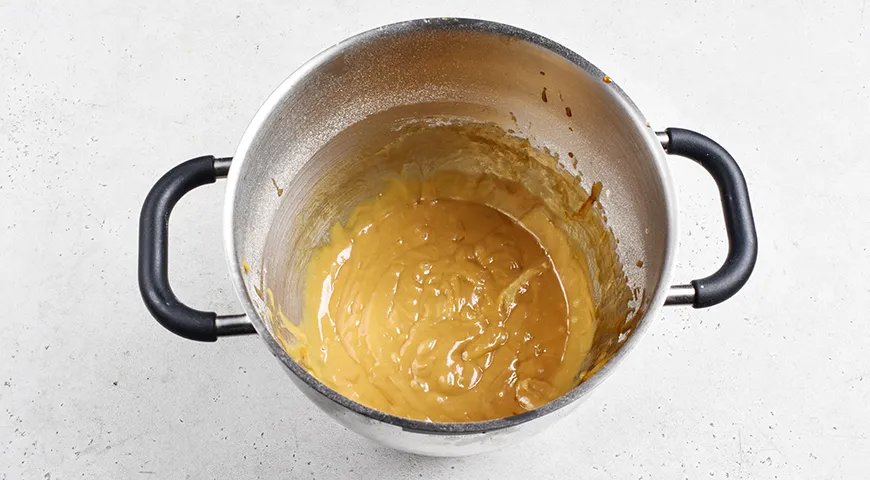 Медовик с черносливом и грецкими орехами