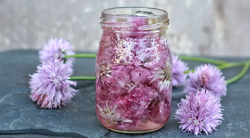 Самый популярный способ заготовки бутонов шнитт-лука — маринование