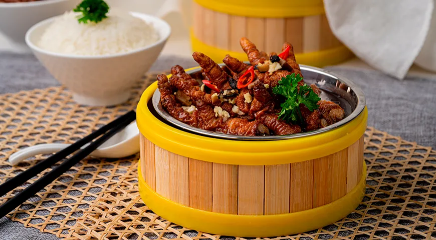 Куриные лапки с фасолевым соусом