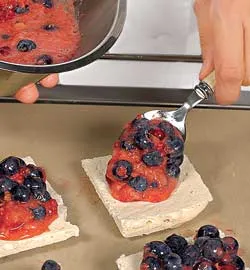 Миндальные пирожные с ягодами, пошаговый рецепт с фото на 239 ккал