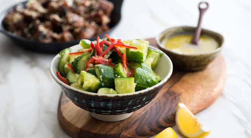 Рецепт огуречного салата с заправкой из маринованного имбиря