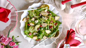 Салат с грушей и голубым сыром