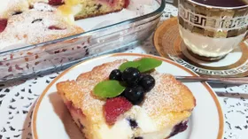 Пирог с творожным кремом, голубикой и клубникой “Летнее чудо”