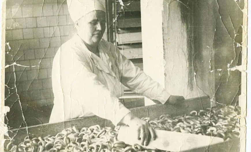 Бригадир Гугина А.Ф. на линии для остывания сушек после выпечки, 1950-е гг.