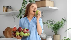 Диетолог объяснила, как правильно есть яблоки для похудения