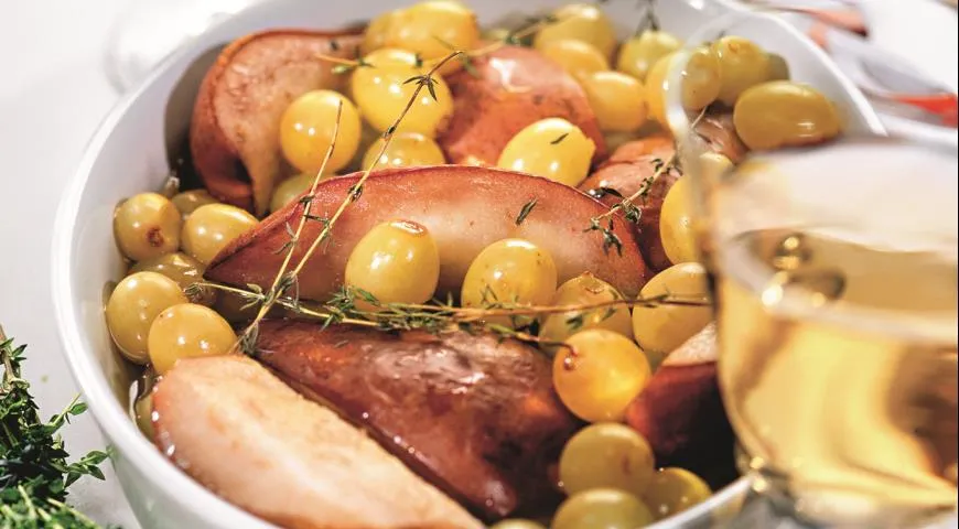 Фрукты, запеченные в вине