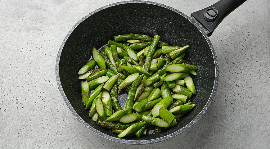 Картофельный салат со спаржей и редисом