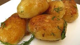 Картофель, обжаренный в кастрюле с чесноком и укропом