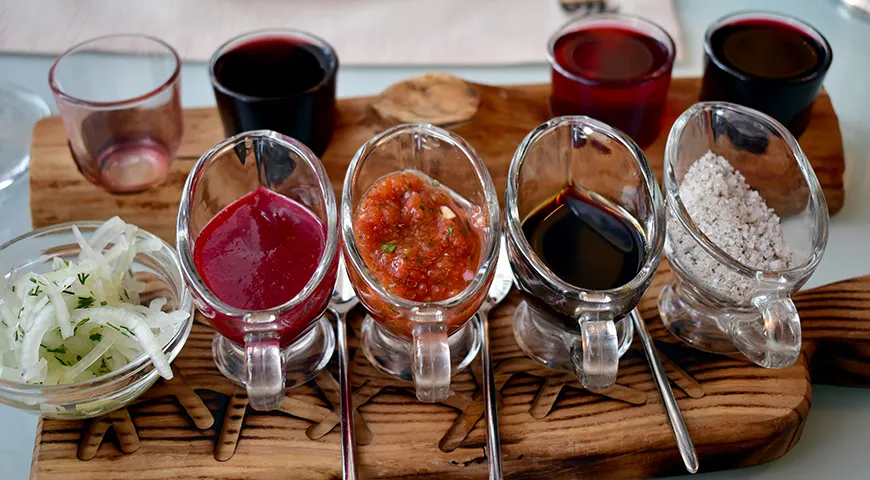 При выборе сопровождения для строганины, важно учитывать, что слишком яркие соусы и приправы могут затмить вкус самого мяса