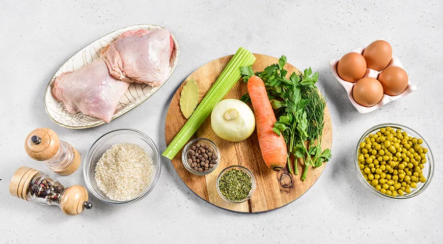  Куриный суп с консервированным горошком и яйцом