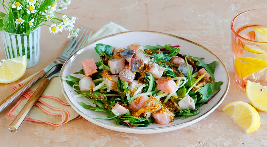 Салат с копченой рыбой