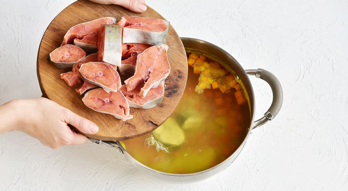 Основа ухи&nbsp;—&nbsp;горбуша, дикий лосось с мякотью насыщенного розового цвета и легким морским шлейфом