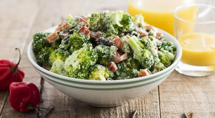 Салат из брокколи с перцем, изюмом и семечками