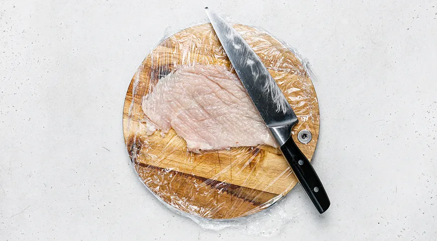 Куриные рулетики с беконом и копченым сыром, запеченные в томатно-соевом соусе