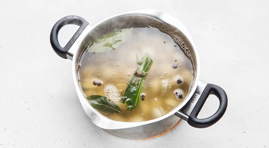 Пельмени со сметаной в горшочке