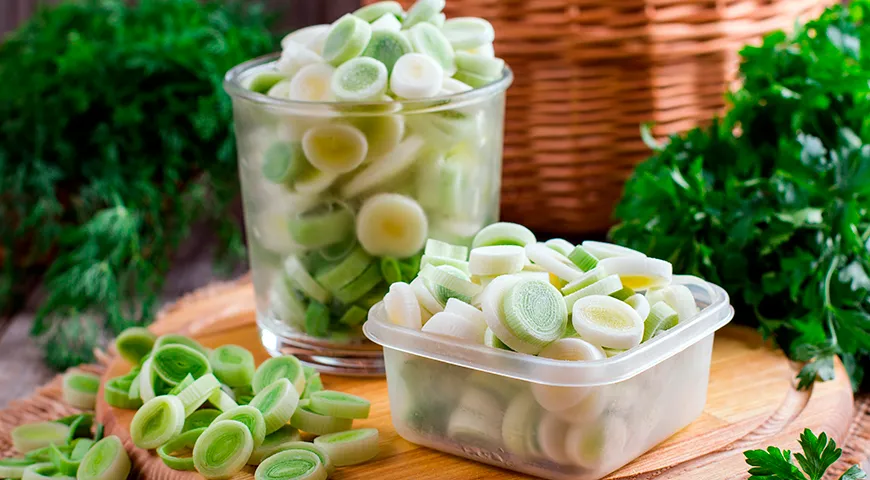 Лук-порей удобно замораживать кружочками или полукольцами